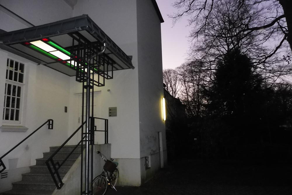 Haustür- Überdachung mit LED- Beleuchtung